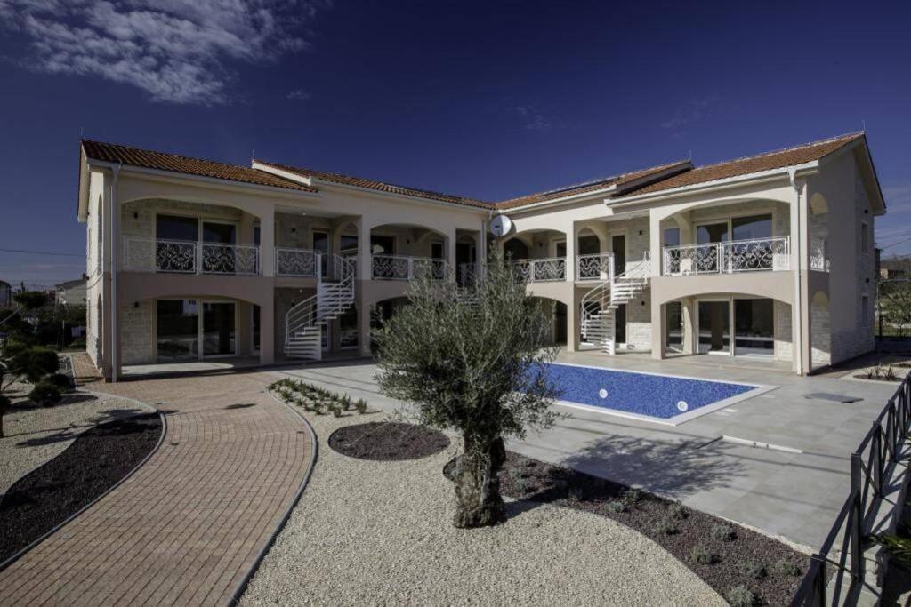 Villa Luka โลปาร์ ภายนอก รูปภาพ