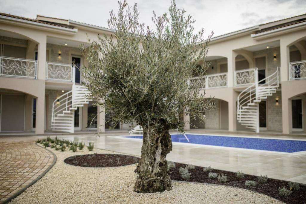 Villa Luka โลปาร์ ภายนอก รูปภาพ
