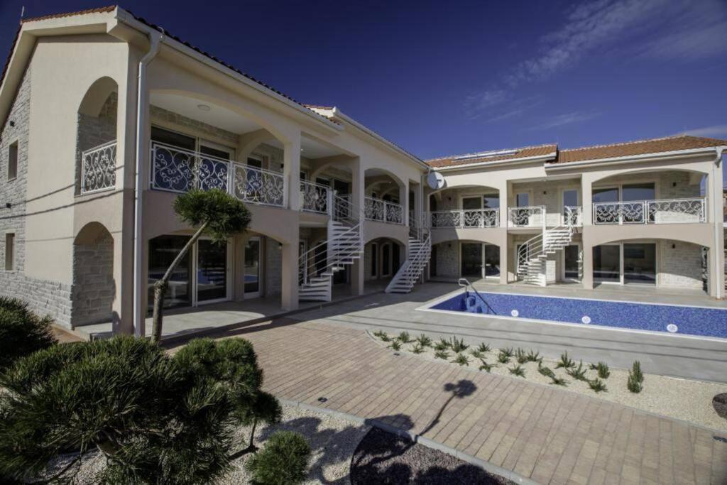 Villa Luka โลปาร์ ภายนอก รูปภาพ