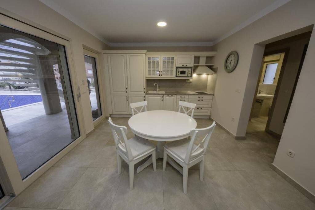 Villa Luka โลปาร์ ภายนอก รูปภาพ