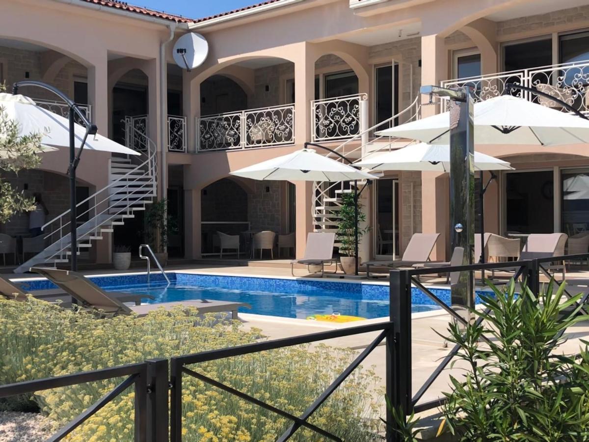 Villa Luka โลปาร์ ภายนอก รูปภาพ