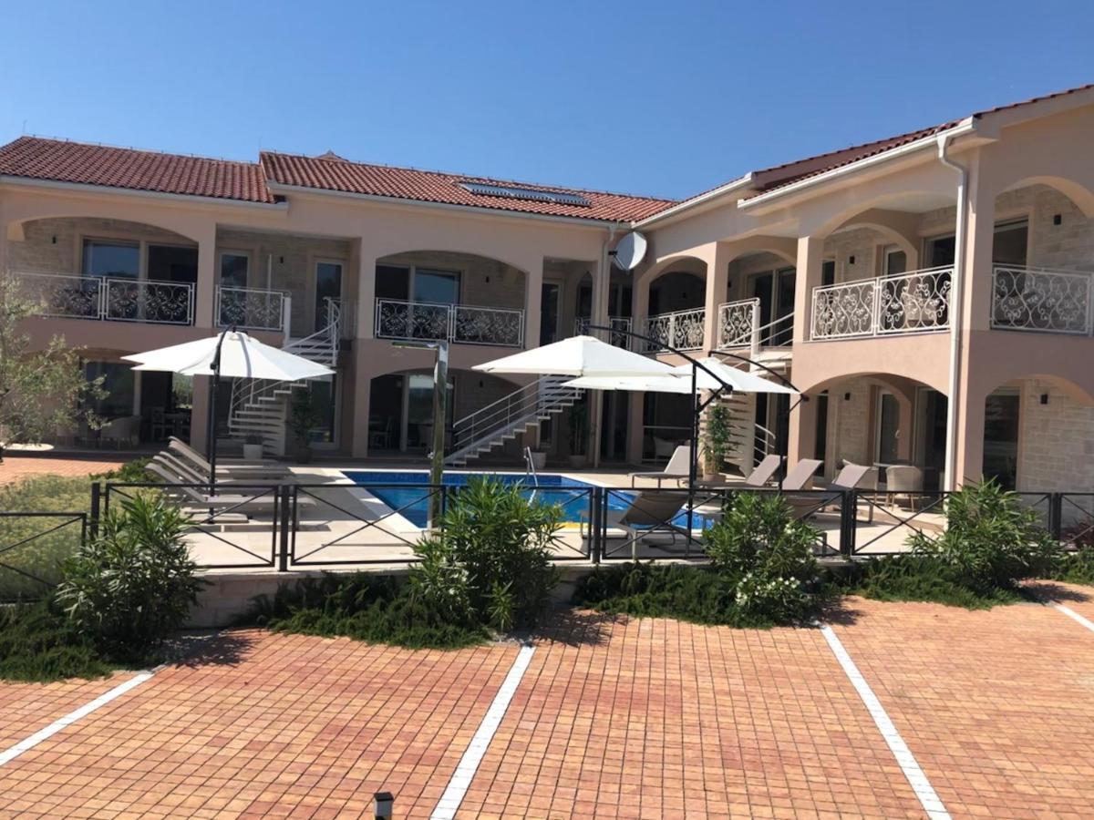 Villa Luka โลปาร์ ภายนอก รูปภาพ