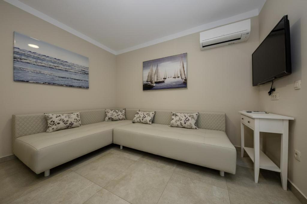 Villa Luka โลปาร์ ภายนอก รูปภาพ