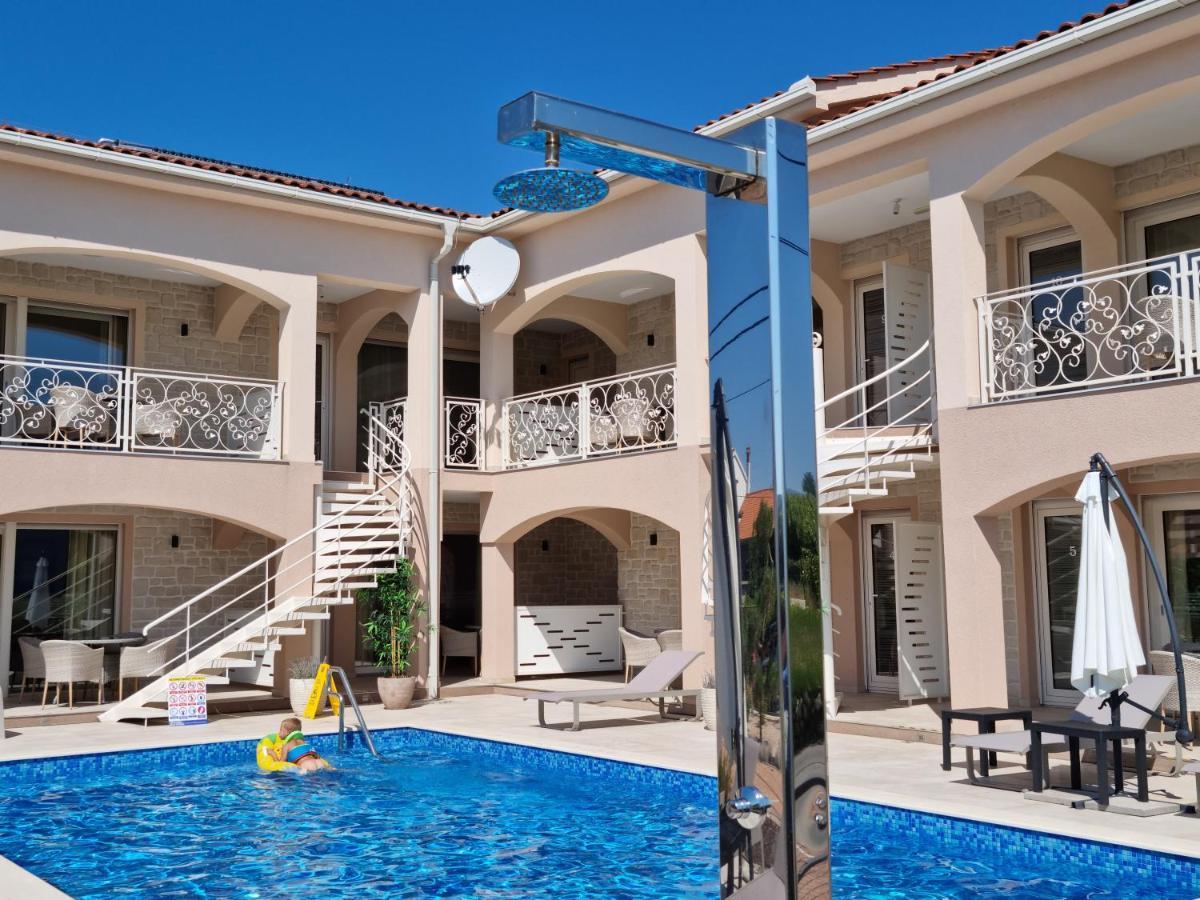 Villa Luka โลปาร์ ภายนอก รูปภาพ