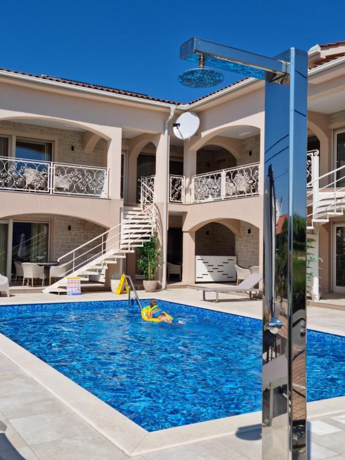 Villa Luka โลปาร์ ภายนอก รูปภาพ