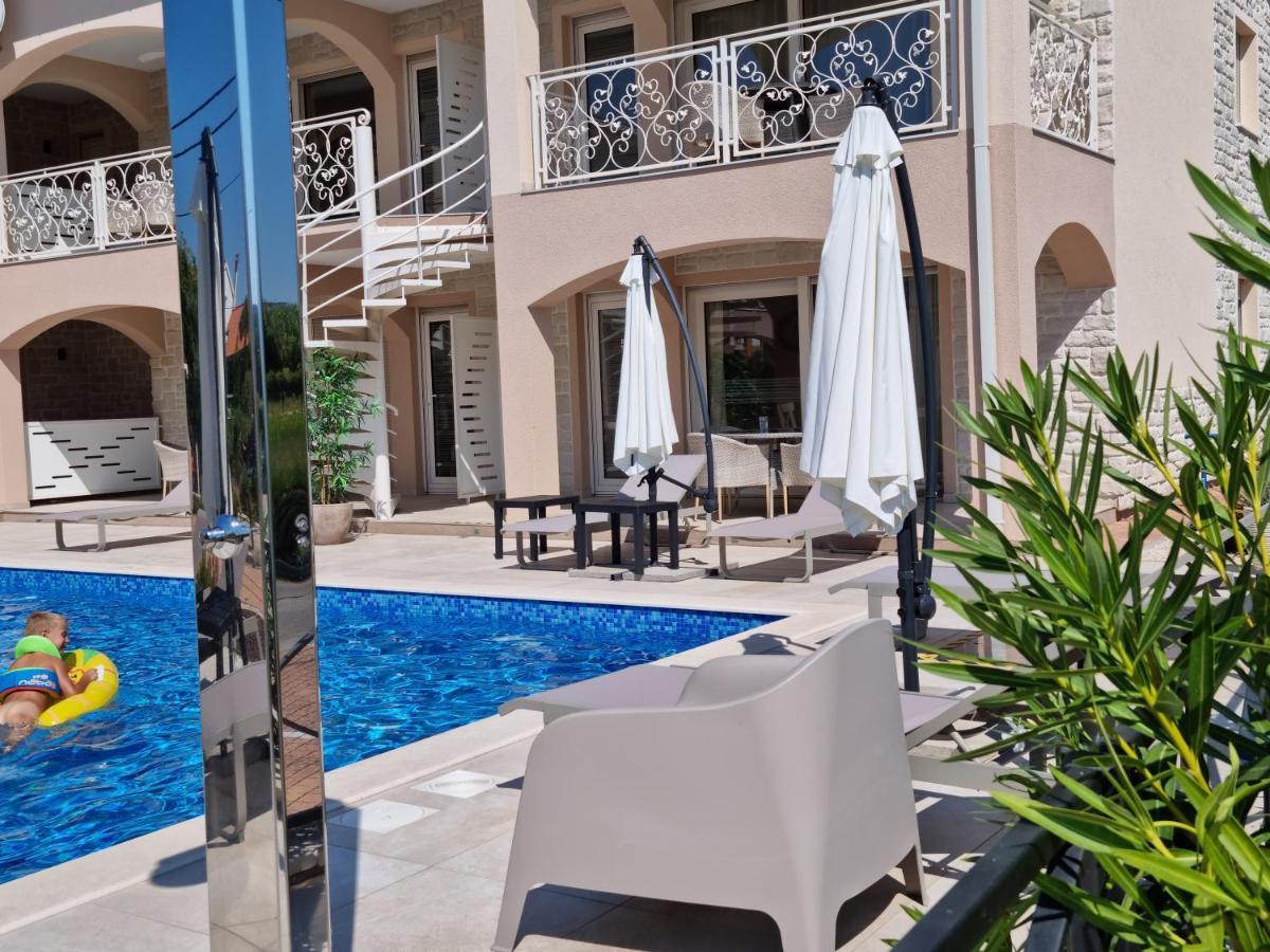 Villa Luka โลปาร์ ภายนอก รูปภาพ