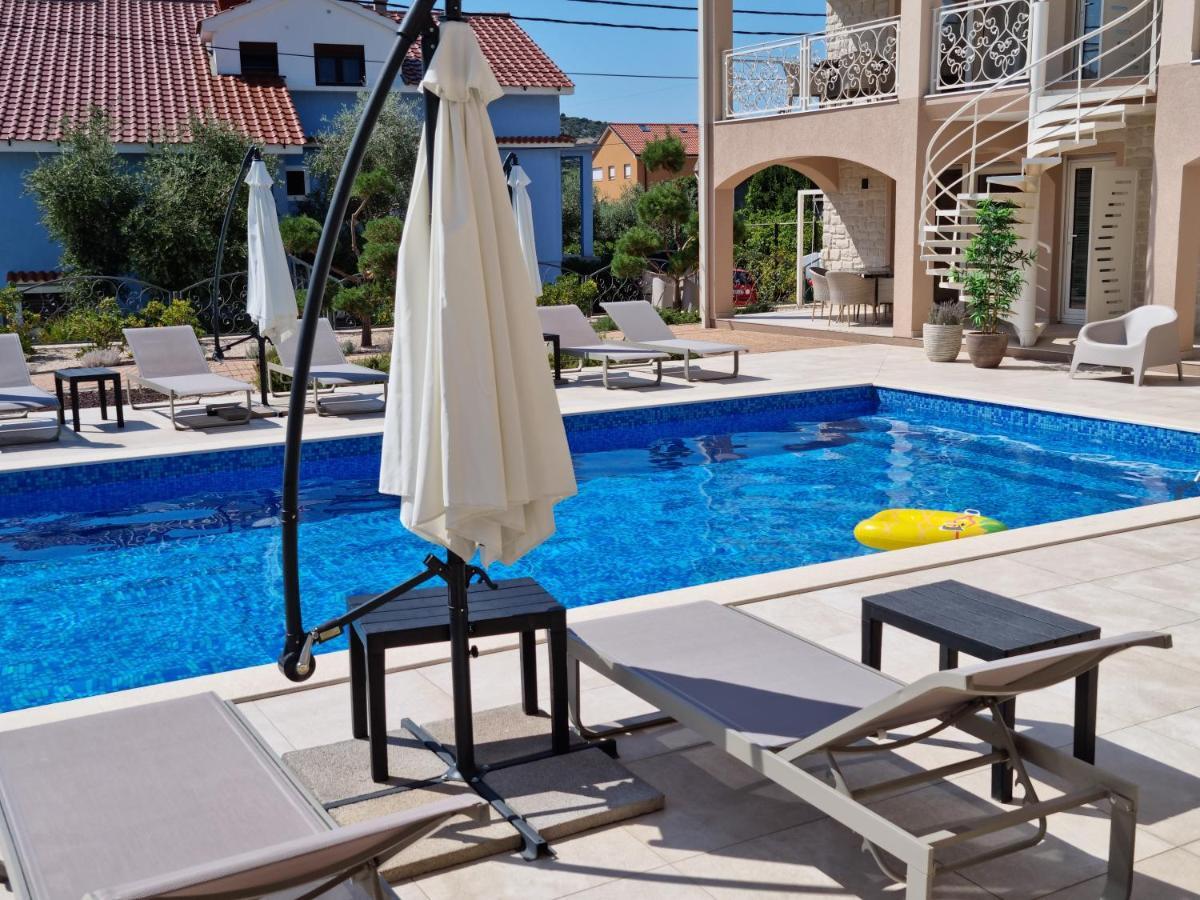Villa Luka โลปาร์ ภายนอก รูปภาพ