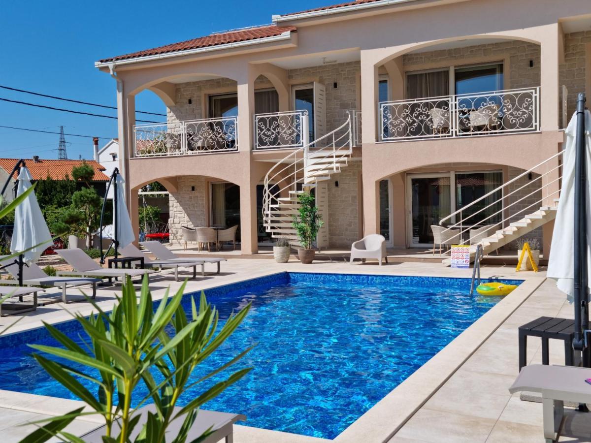 Villa Luka โลปาร์ ภายนอก รูปภาพ