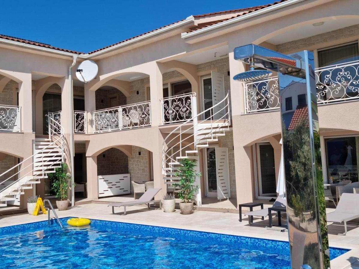 Villa Luka โลปาร์ ภายนอก รูปภาพ