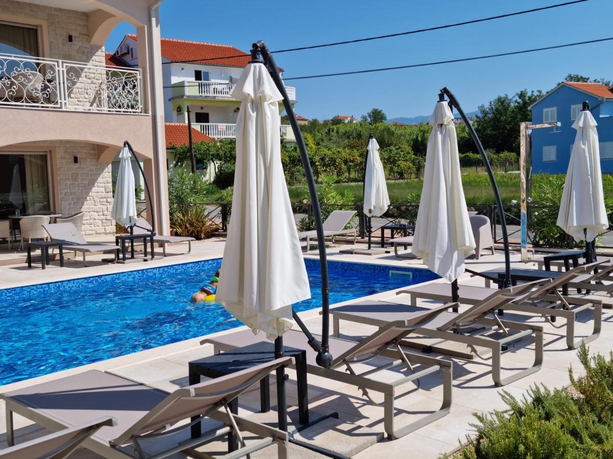Villa Luka โลปาร์ ภายนอก รูปภาพ