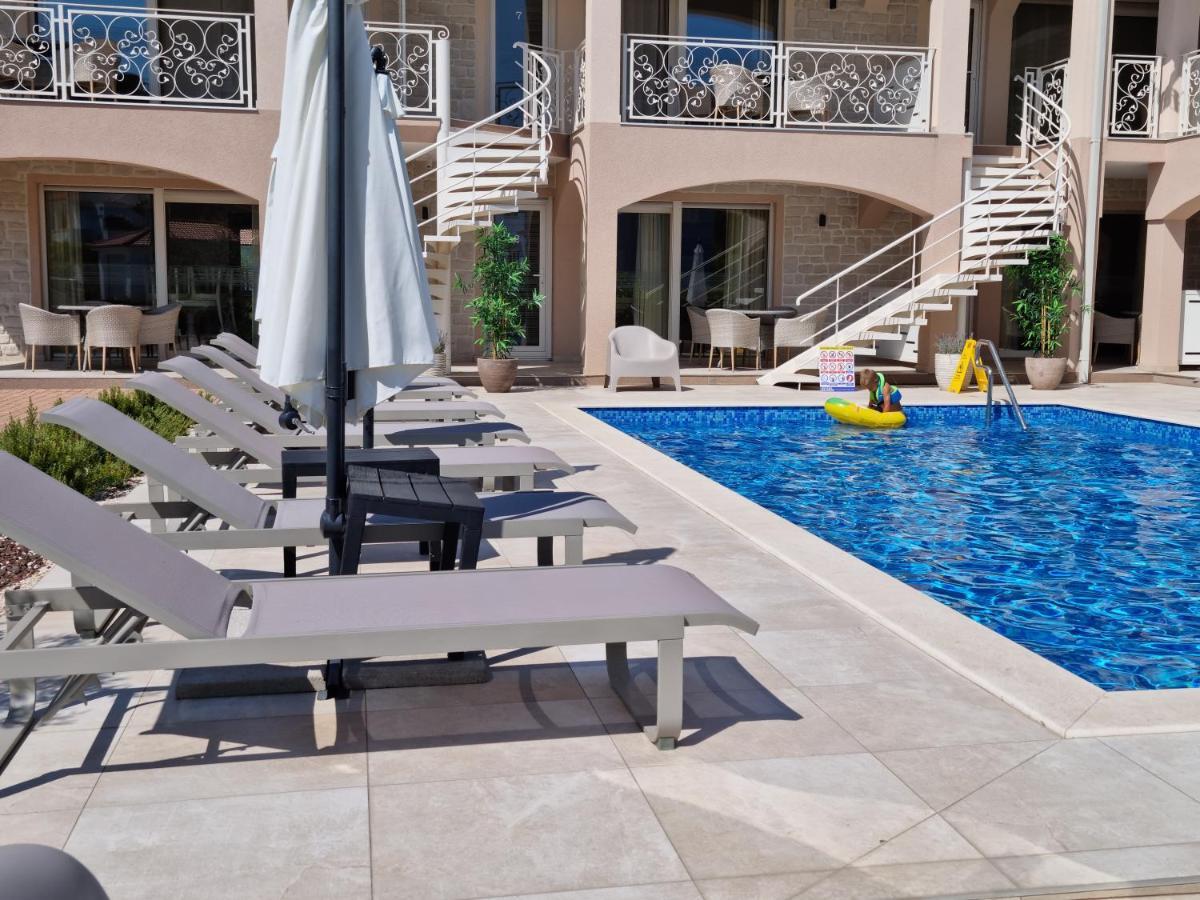 Villa Luka โลปาร์ ภายนอก รูปภาพ