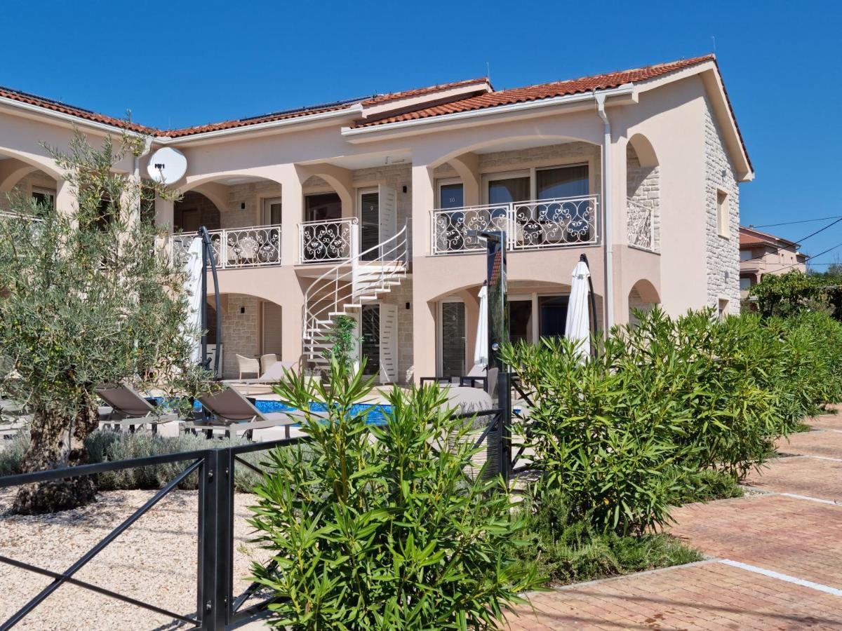 Villa Luka โลปาร์ ภายนอก รูปภาพ