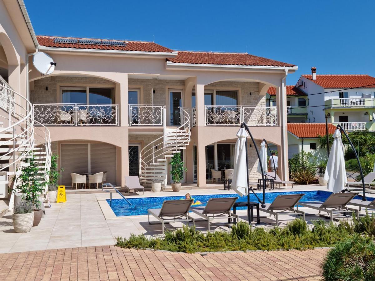 Villa Luka โลปาร์ ภายนอก รูปภาพ