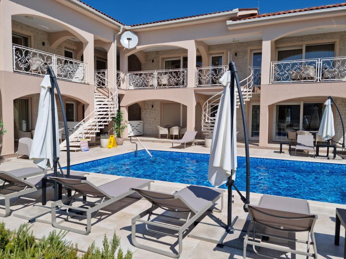 Villa Luka โลปาร์ ภายนอก รูปภาพ
