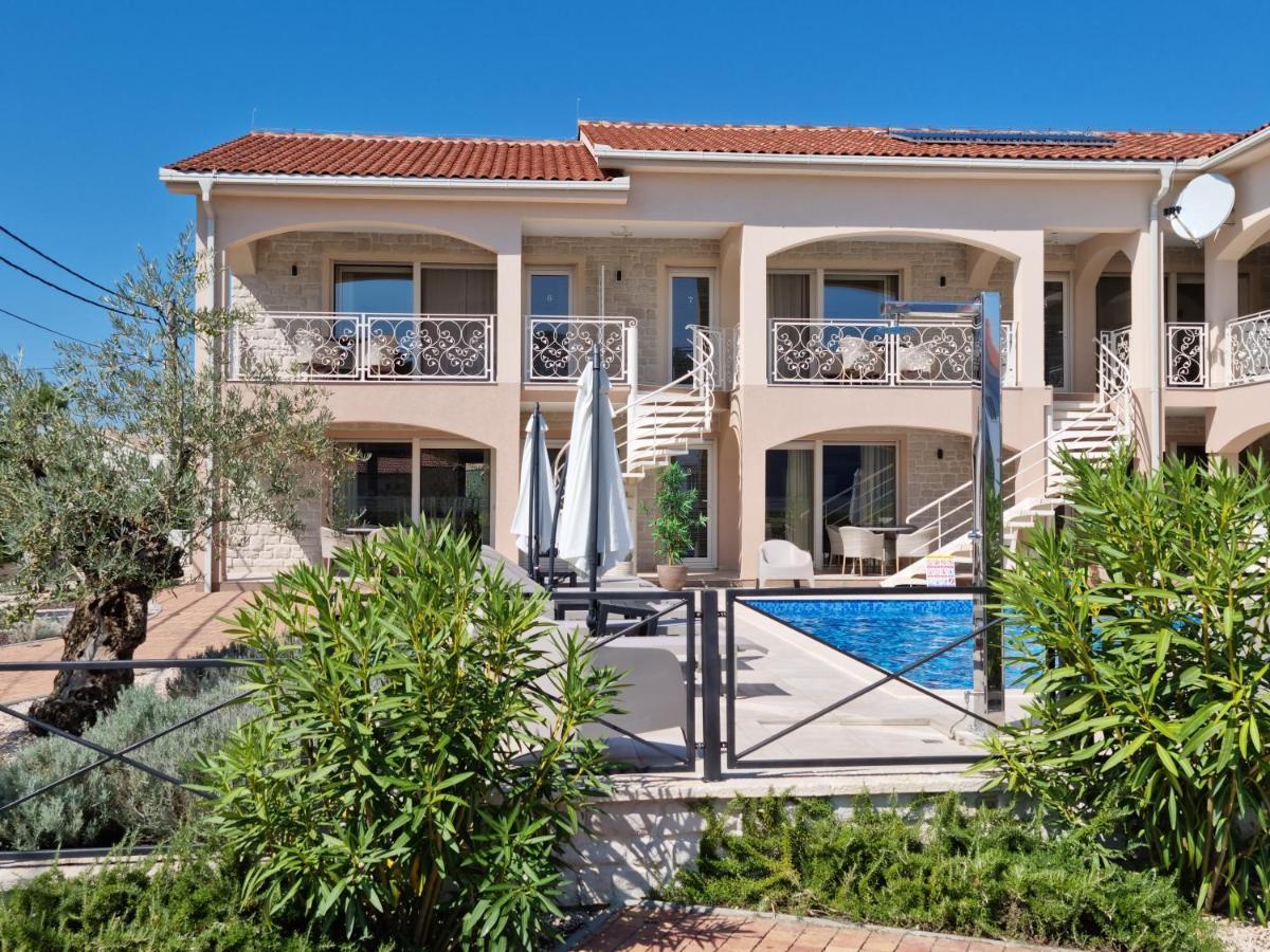 Villa Luka โลปาร์ ภายนอก รูปภาพ